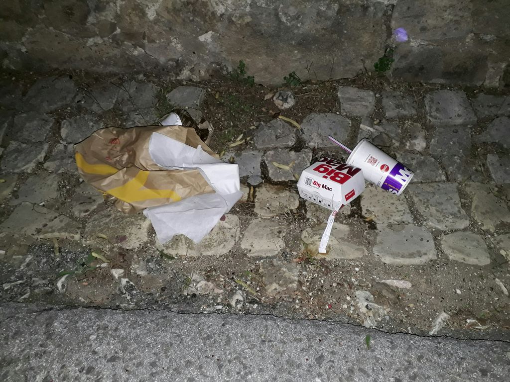 Litter__Hero's tweet photo. After my dinner, picked up someone else's dinner leftovers #McDonalds #McTrash #unhappymeal #LitterHero #CleanUp https://t.co/CCsrDGcYFc