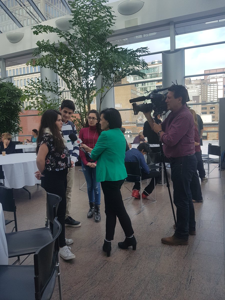 pSEUR's tweet photo. Nos élèves du volet Jeunes Syrien.ne.s en entrevue avec @annloudespatie @RadioCanadaInfo. Merci au Prof. Juan Torres pour cette opportunité! #SignesVitaux2017 https://t.co/xuGbdQB6fT