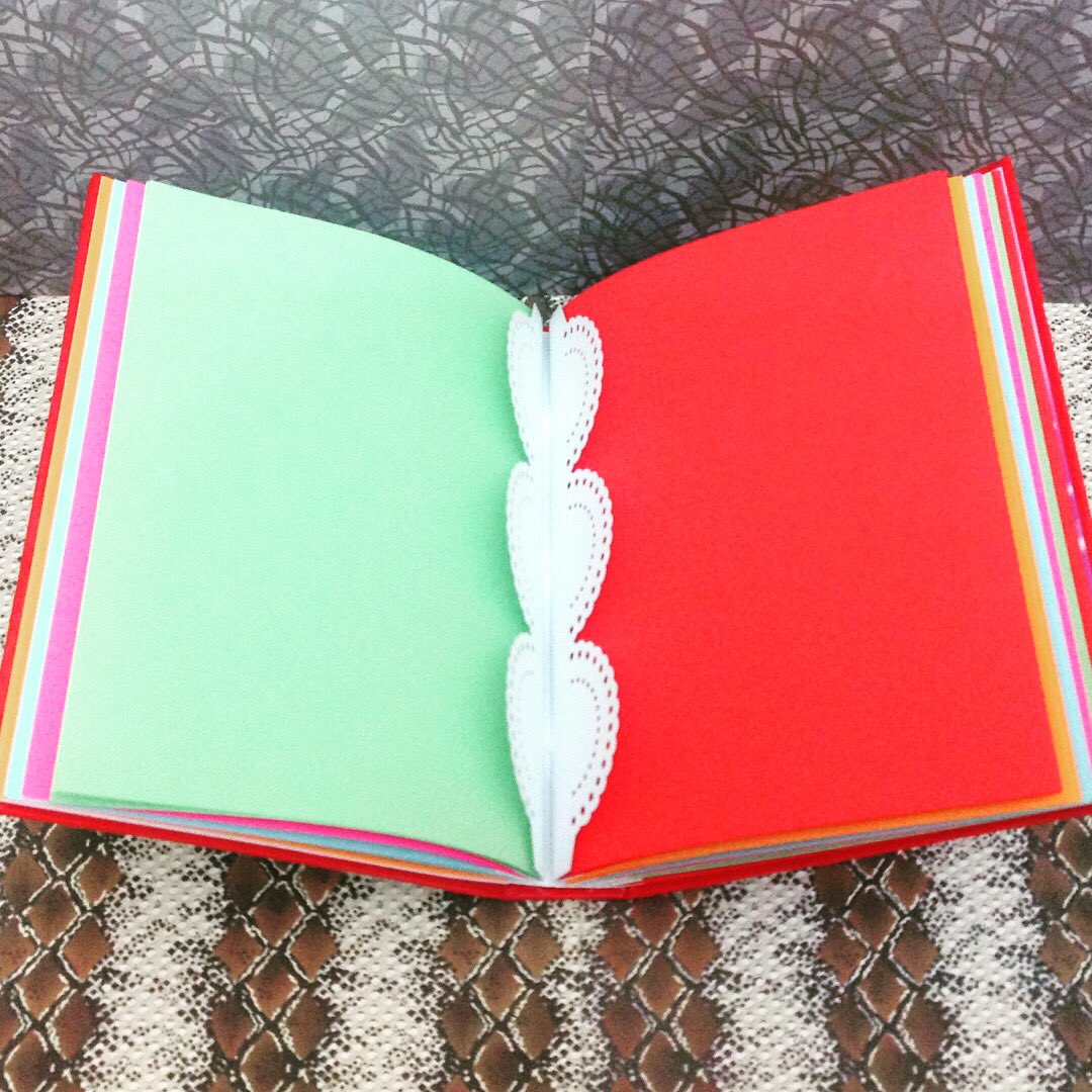 Hand_Made_ina's tweet photo. SevmΙk qΙdΙr sevilmΙk dΙ vacibdir! SevΙn sevdiyi ilΙ qovuΕanda isΙ Ιsl ΖVΖZOUNMAZ bir SEVGΔ° yaranΔ±r π mΙn isΙ bu sevgi naΔΔ±lΔ±nΔ± yaza bilΙcΙk kitabΓ§alar hazΔ±rlayΔ±ram π siz dΙ sevgi naΔΔ±lΔ±nΔ±zΔ± yazmaq istΙyirsinizmi? π #HandMadeina #scrapper #scrapforsale https://t.co/y1ndnEL3rE