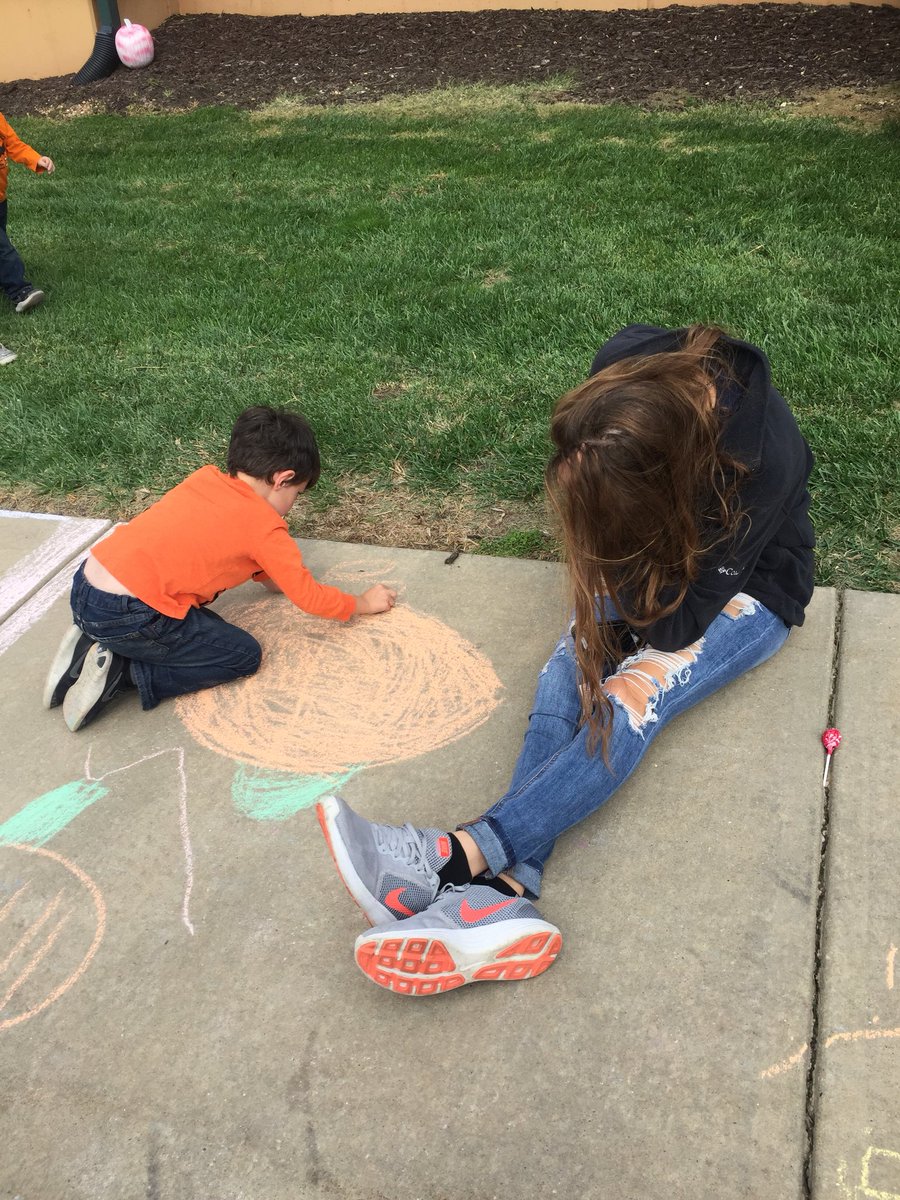 MVOneUp's tweet photo. JLC served together at the Sunflower House!🌻 They painted pumpkins beforehand to sell as a fundraiser and helped work the annual Pumpkin Palooza which funds many programs for the Sunflower House. They challenged MV Outfitters, DECA, Wrestling, and NHS.. who will #oneup them?? 👀 https://t.co/9sGrrHmY7u