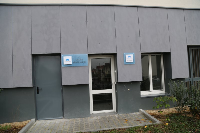 villepoissy's tweet photo. Garantie d’emprunt de 1,6 million d’euros à Coopération et Famille pour des travaux de #Residentialisation et de #Rehabilitation de 167 logements de la résidence du Clos des Bruyères. En contrepartie la Ville de #Poissy a un droit de réservation sur 67 logements. #CMPoissy https://t.co/EcTDyrrb2v