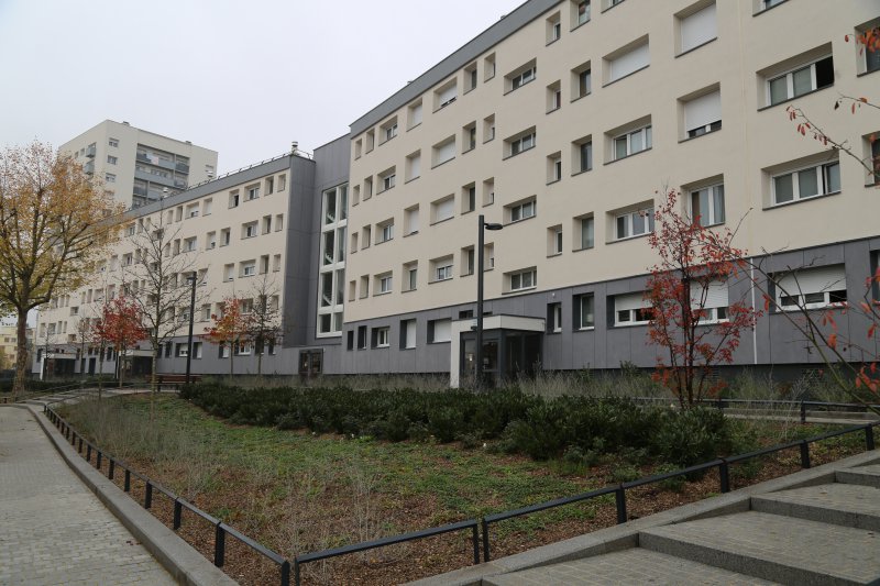 villepoissy's tweet photo. Garantie d’emprunt de 1,6 million d’euros à Coopération et Famille pour des travaux de #Residentialisation et de #Rehabilitation de 167 logements de la résidence du Clos des Bruyères. En contrepartie la Ville de #Poissy a un droit de réservation sur 67 logements. #CMPoissy https://t.co/EcTDyrrb2v