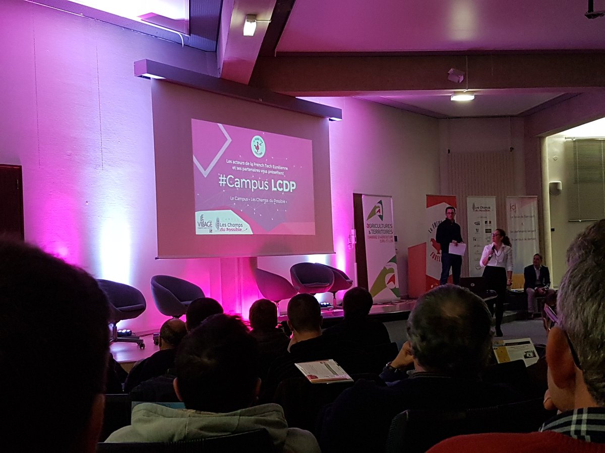 champspossible's tweet photo. @DaphChaillouet présente le #CampusLCDP et les prochains évènements à venir @champspossible aux agriculteurs #Universitedusoir @chambagri28 https://t.co/fDIBfkSDoI