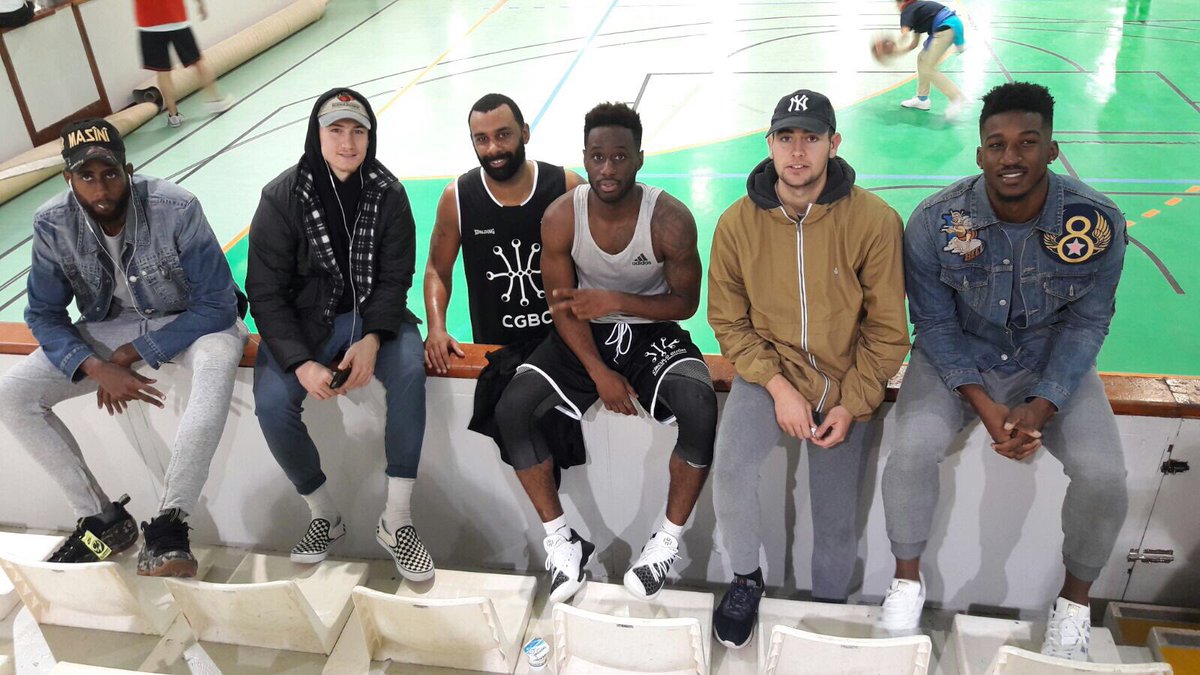GijonBasket's tweet photo. ¡No todo va a ser jugar! Nuestros americanos @_kennyjames #Wineglass , #Pegues &amp; @CharlySuarez10 viendo a sus amigos del @CirculoGijon en el partido disputado en La Arena ante el @AACodema .
#americanfamily
#yunnaviegoporelmedio
#unclubunailusion https://t.co/54U5eNRTU5