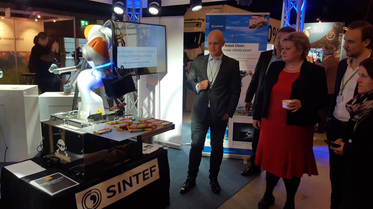 mortendalsmo's tweet image. @erna_solberg besøkte @SINTEF sin stand på #IndustriFuturum i dag. Hun fikk se en vellykket robotdemo som er resultat av samarbeid mellom @SINTEF Digital, @zividlabs (3D kamera) og @Intek_no (systemintegrator). #robotikk #digitalisering @Abelia_NHO @NorskIndustri