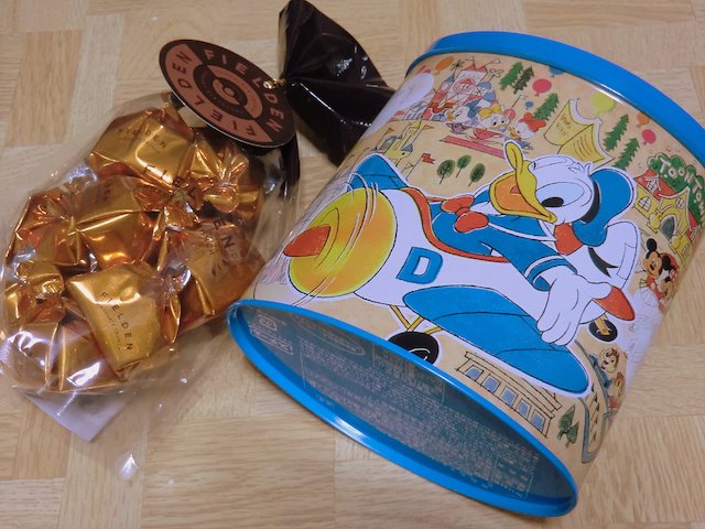 Siro Studio Globe 現在は違うメーカーですが昔のディズニーランドの定番お土産はドナルド缶のチョコの中身はチロリアンの千鳥屋さんが作っておりまして 東京 近郊 の千鳥屋さんで今でも買えます 写真の出典 T Co 6ekmgkwe1b ディズニーランド