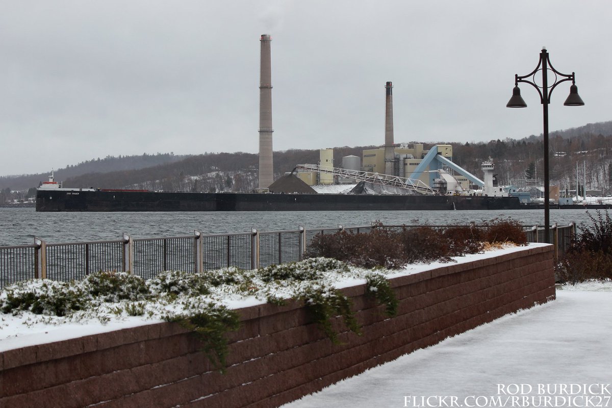 RodBurdick's tweet photo. The look and feel of winter, Marquette (11/17/2017)
#marquette #tug #barge #lowerharbor #lakesuperior #ice #snow #greatlakes https://t.co/dxhw022LVb