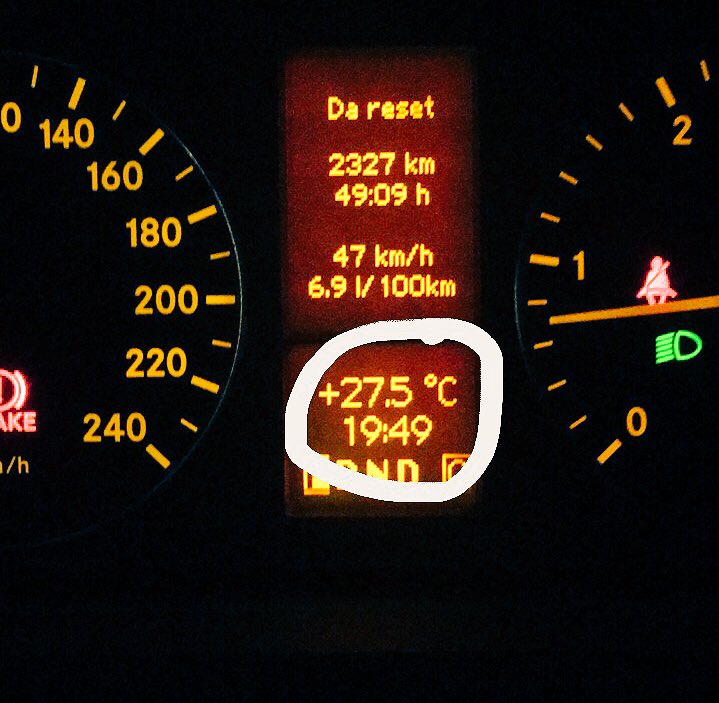 lrzmgg's tweet photo. Cara #ClasseA, non per contraddirti ma 27 gradi a #Roma il 20 novembre mi sembrano tanti 😂 #MercedesFail https://t.co/UC7wCrF30E