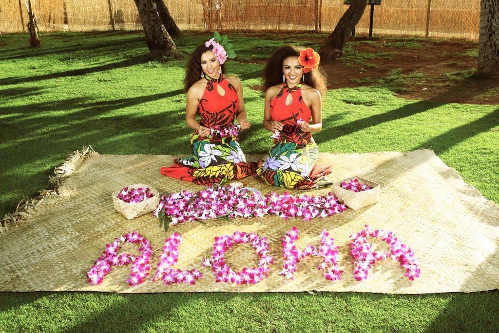 DiamondHeadLuau's tweet photo. Wishing you a happy #alohamonday from a few of our beautiful and talented performers! @maluproductions

Learn how to make your very own lei with them tonight at our Farm to Table Luau, buy your tickets via the link in our bio now 🌺🌺🌺🌺 https://t.co/PJn9qDgtkM