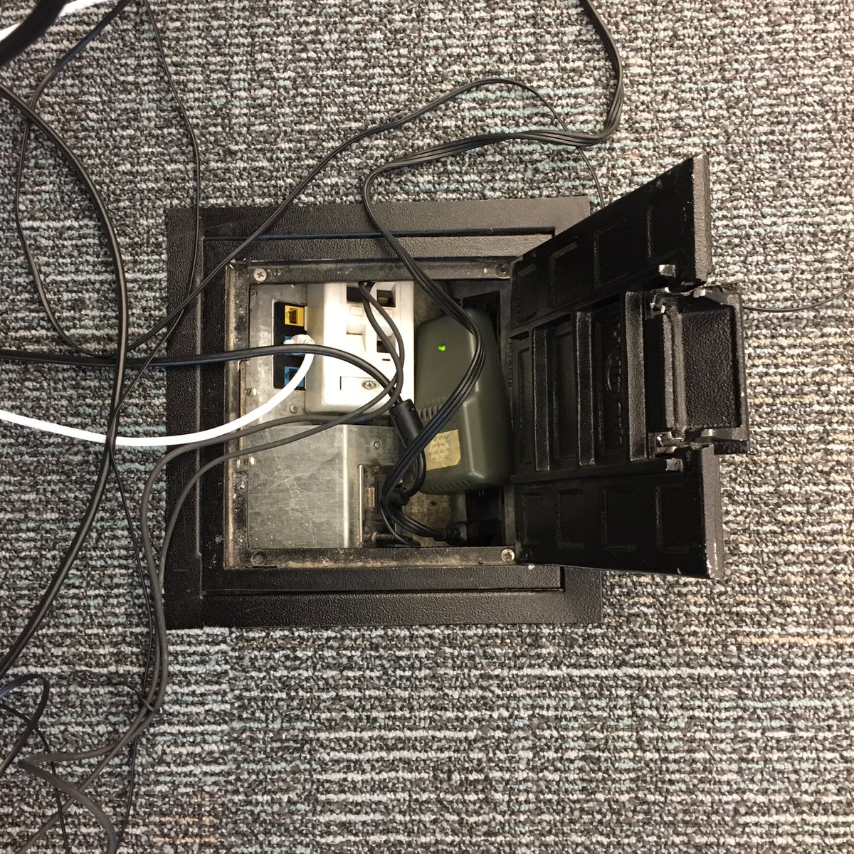 MoreCoffeePls's tweet photo. I'm fairly certain I've maxed out the tech that can fit in one floor box #Link4HC https://t.co/FD6jCqhGvG