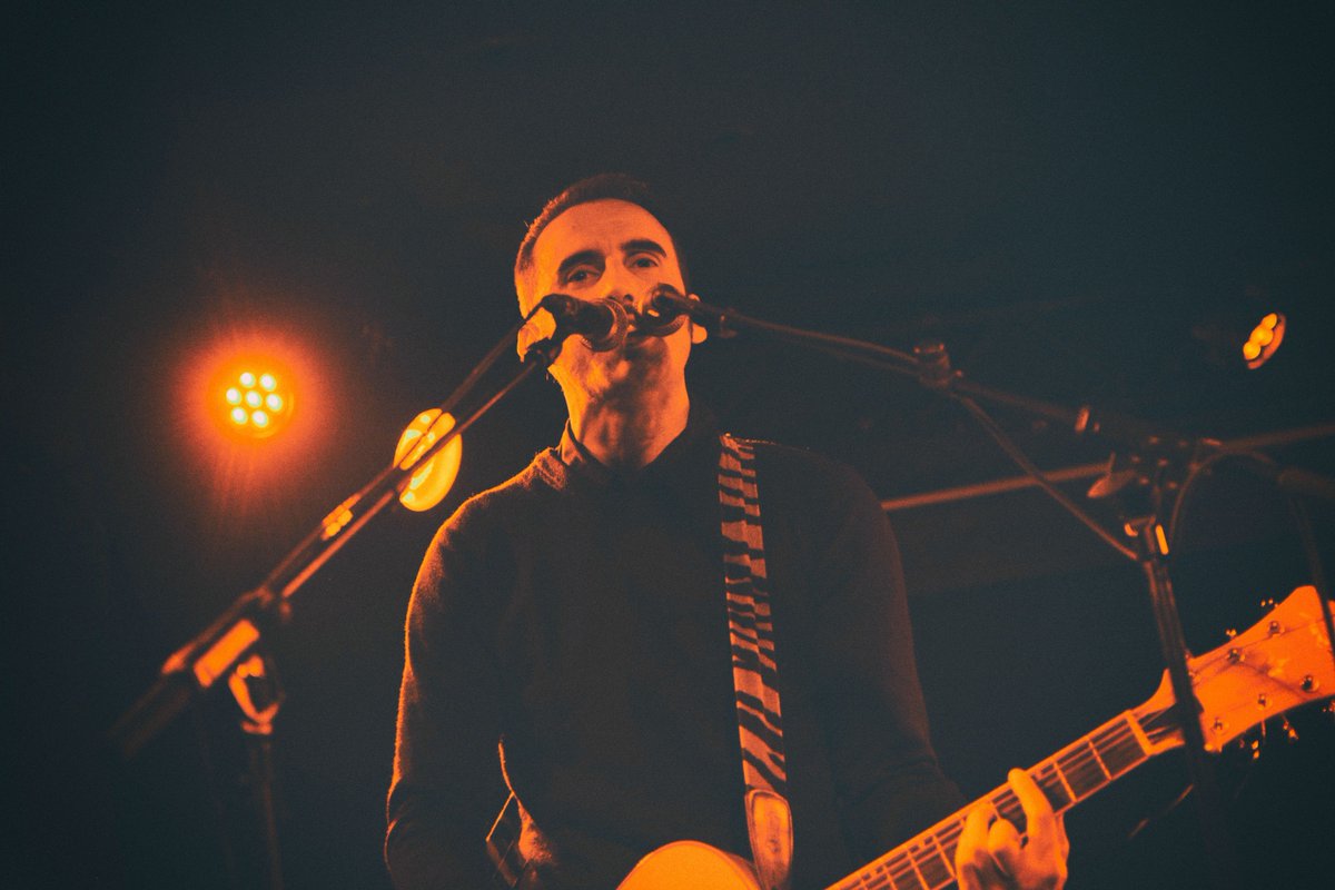 . @Pablodestruye : "Lo que echo de menos no son las canciones políticas, sino las canciones de amor de verdad"