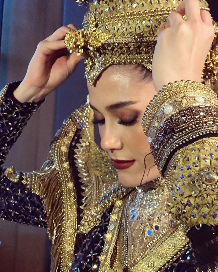 LeeAnnedy's tweet photo. We proud of you. THAI Giant chasing the light means to THUNDER!! @mariaehren 
#MissUniverse
#Thailand https://t.co/5DHCvDsrov