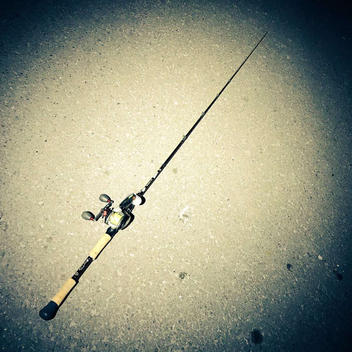 namatamanama's tweet photo. XLジョイントにて夜遊び。バイトはいくらでもある。でも乗らない。ルアーの大きさと振りすぎのケツと古くなったフックと。だがそれが良いそれで良いそれが面白い。(^_^)ゞ
#鯰通信 #鯰 #catfish #fredarbogast #jitterbug #XLjitterbug #tulala #monstruo610 #bigshooter #abugarcia https://t.co/7uKL43HkaD