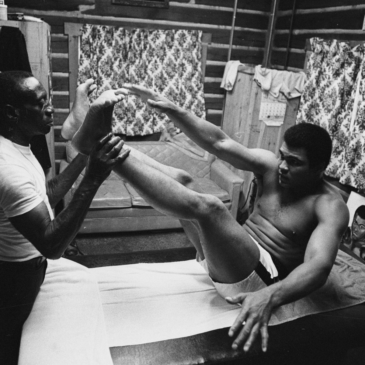 MuhammadAli's tweet photo. "I don’t count my sit-ups. I only start counting when it starts hurting. When I feel pain, that’s when I start counting because that’s when it really counts.” #MuhammadAli #MondayMotivation #DontCrackUnderPressure https://t.co/dXbf4a3WF2
