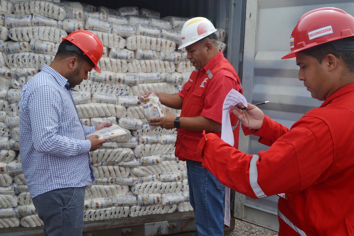 puertosdefalcon's tweet photo. @uzcategui_eric participa en el reconocimiento de rubros realizado por @seniat_falcon para garantizar los productos  en los hogares venezolanos #PuertosDeFalcon #PuertoGuaranao https://t.co/HWi6PC0bfp