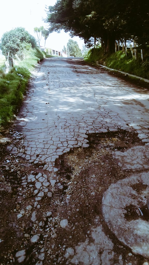 Gehercol's tweet photo. .@UsmeAlcaldia En el mejoramiento de estas #Vias deberia participar .@granjatahualpa deterioran las vian y recursos locales con mas de 10 vehiculos transitando en el sector, en promedio. https://t.co/jIhijfrIl0