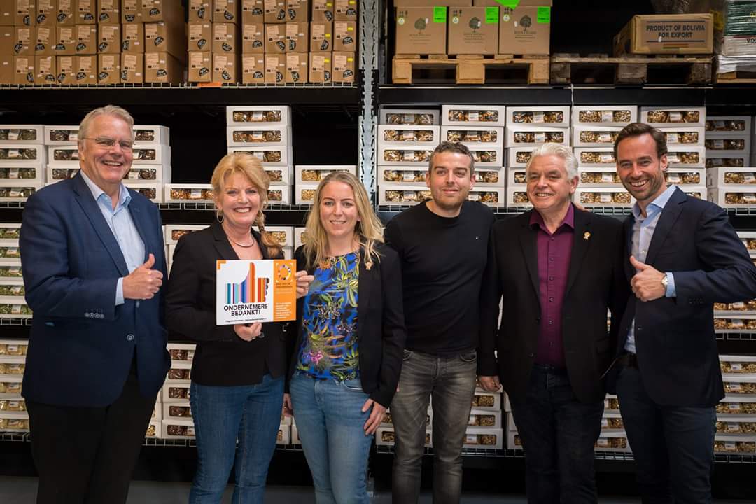 Afgelopen vrijdag was het #dagvandeondernemer. Wij werden blij verrast door <a href="/chrisbuijink/">Chris Buijink</a> <a href="/dwdebie/">Dirk de Bie</a> <a href="/geertgladdines/">Geert Gladdines</a> die met veel interesse ons mooie #familiebedrijf bezochten! bedankr voor uw komst #inhetzonnetje #noten