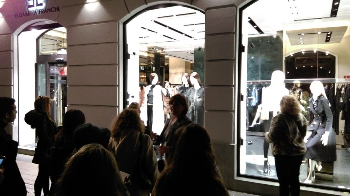 CamaradeMadrid's tweet photo. Finaliza el #visualretailtour. Más de 3 horas aprendiendo 'in situ' de #escaparatismo https://t.co/hsrKOKAMrM