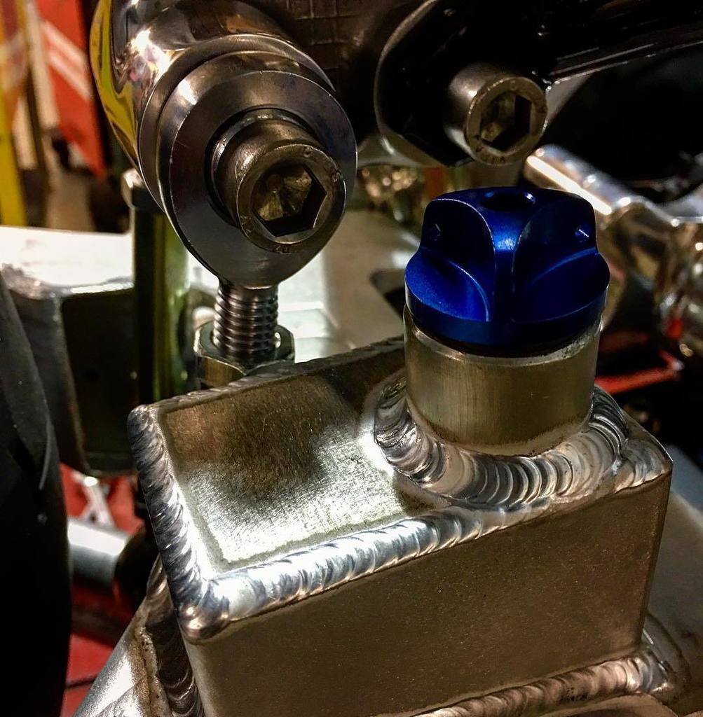 rocketbobs's tweet photo. Kawasaki filler cap 😳 oil filler and breather / return etc on the JMC arm #customshowemirates #custombike #swampwater #4spdframe #shovelheadsforever #istilldoabitofmig https://t.co/Kl48EasCQ2 https://t.co/QsJKMg5YQY