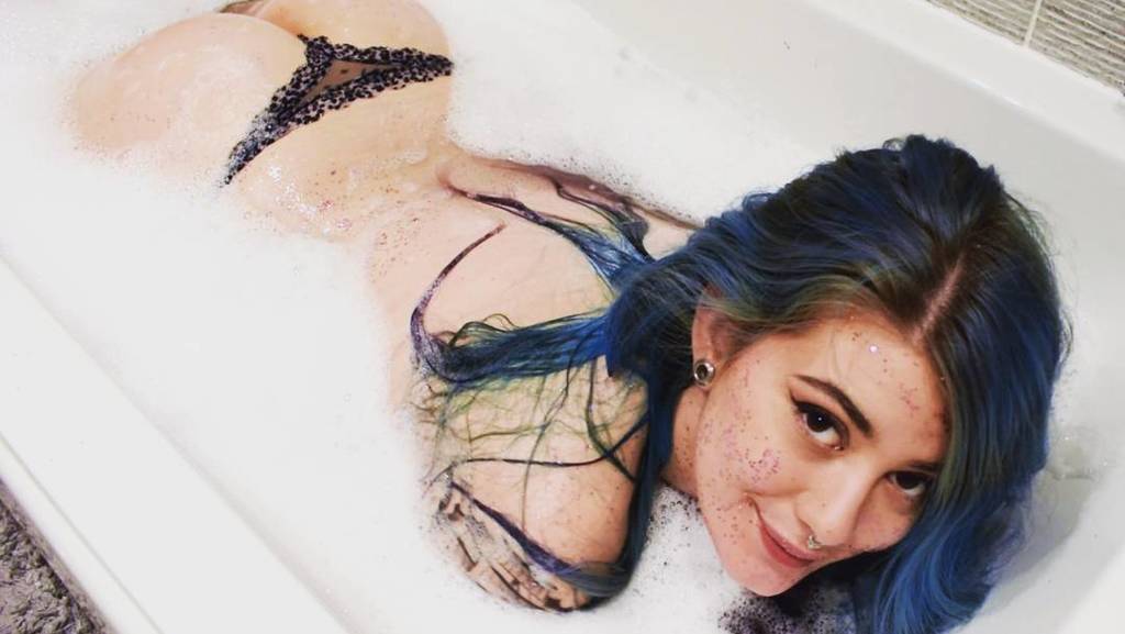 JanaSparksxx's tweet photo. #GlitterBath ahah boy did I make a mess today #xtremeplaypen #xtremeplaypenmodel #altgirls #altmodel #amateurnudes https://t.co/OIMEC0AO1Z https://t.co/OXihoadSMh