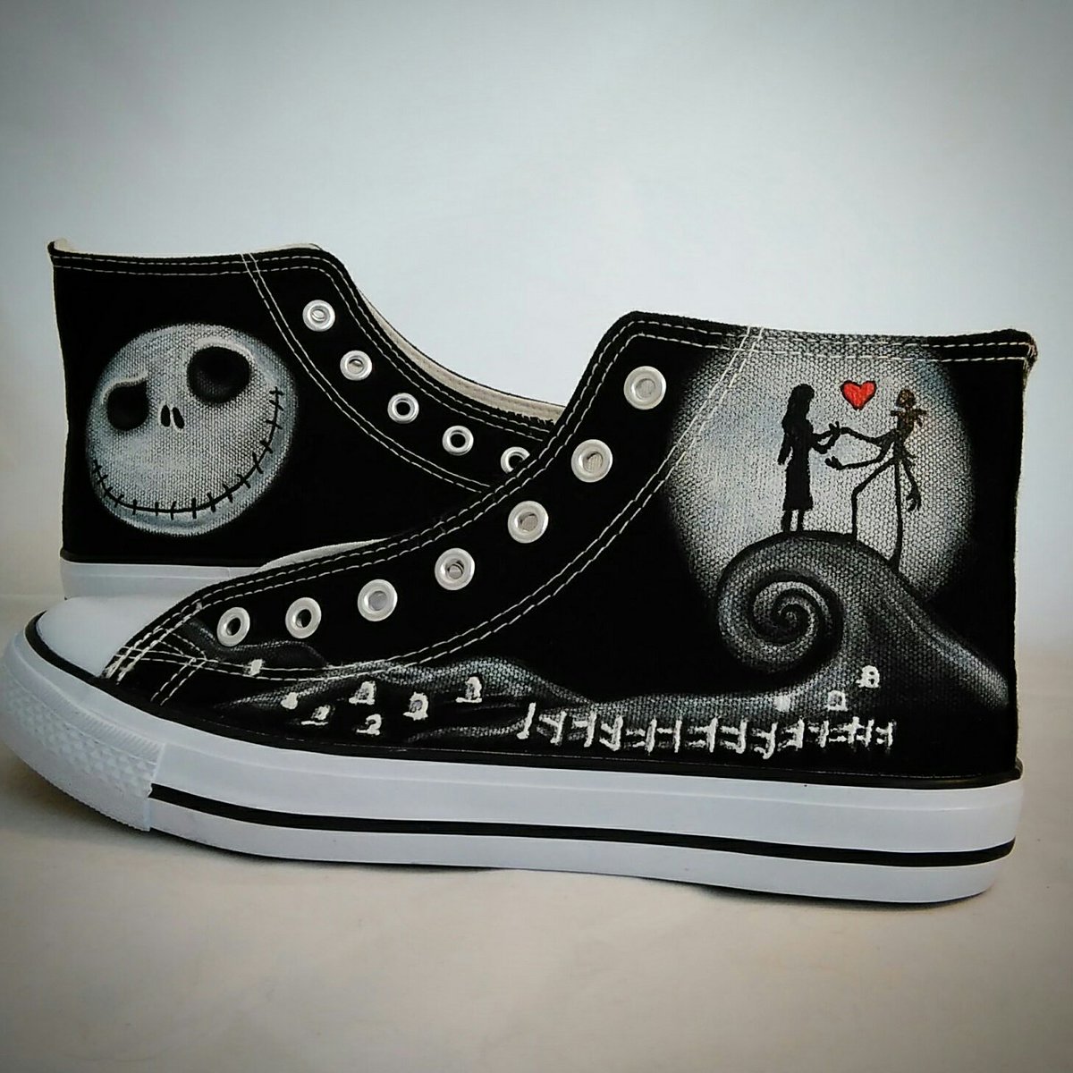 artmatina's tweet photo. #NightmareBeforeChristmas #artshoes #TimBurton #movieshoes https://t.co/j8MGr5PJeB