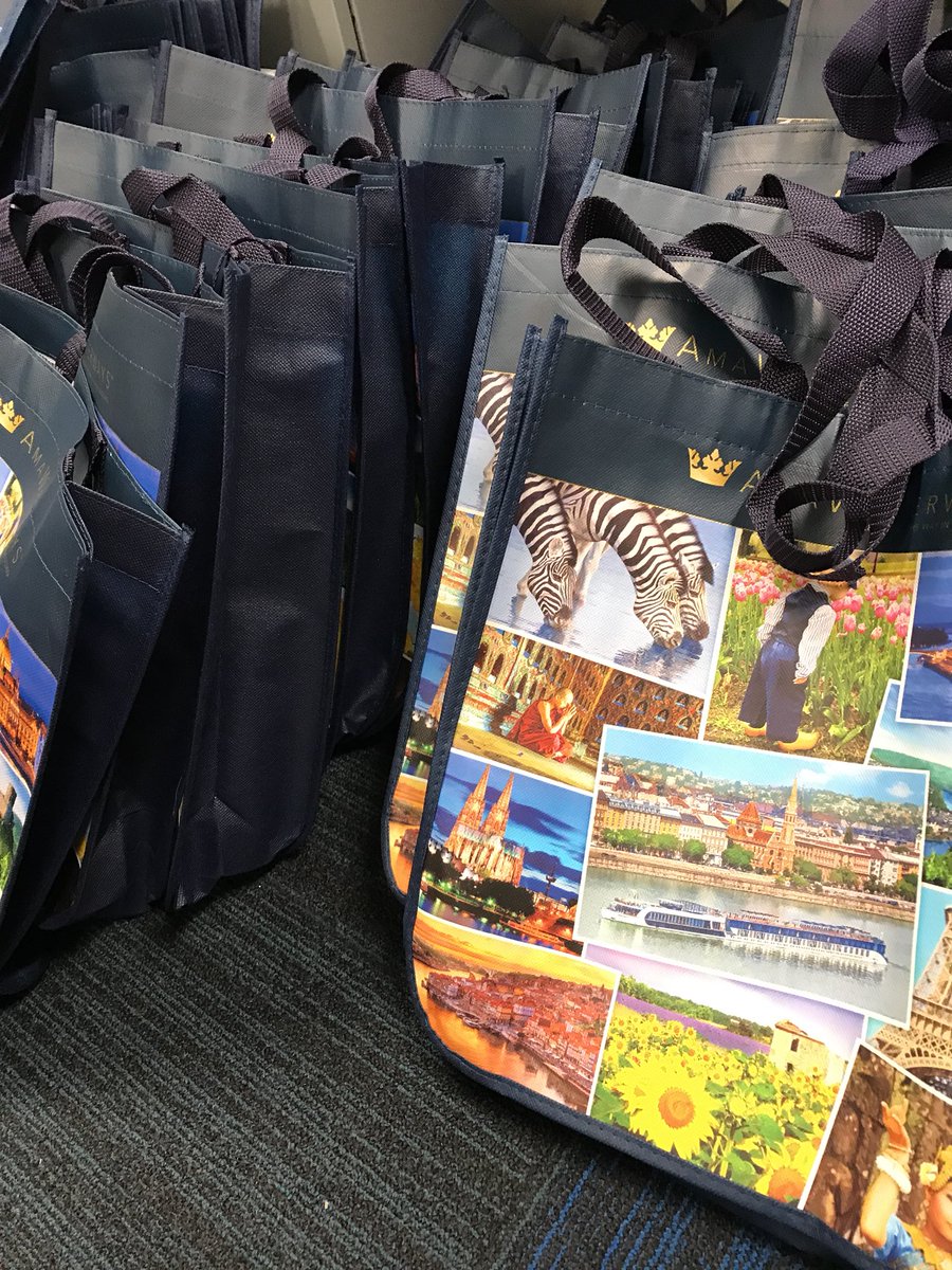 srcvalencia's tweet image. Can’t wait for tonight’s Open House #HolidaysAtAma