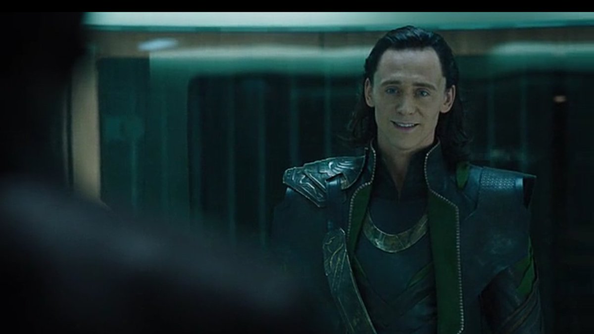 Локи ухмылка. Локи малыш в желтом. Локи бобо локи бобо локи бобо. Локи бобо. Локи бобо собака.