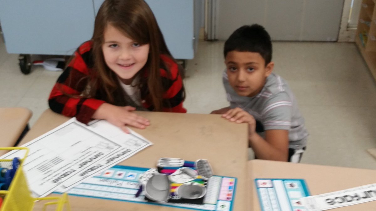 suzcogs's tweet photo. STEM balance,stability,area,surface! It's dinner time! #Mashpee #cogskids #team166 https://t.co/Qufaa3nHU3