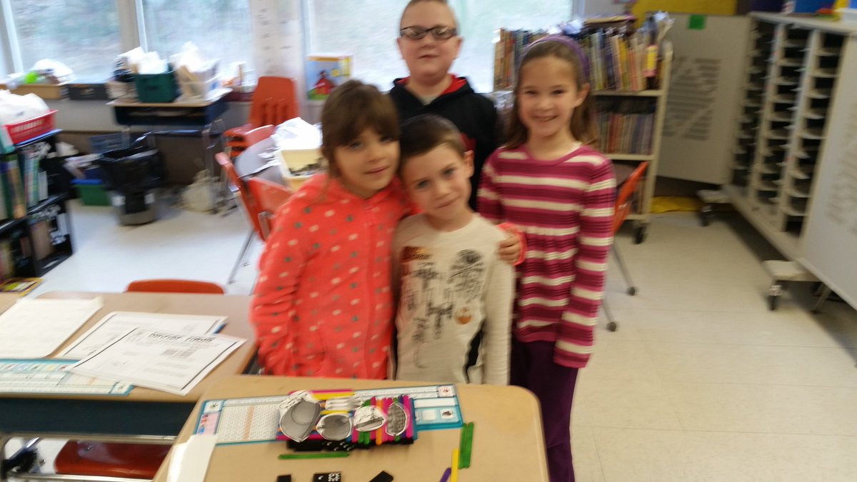 suzcogs's tweet photo. STEM balance,stability,area,surface! It's dinner time! #Mashpee #cogskids #team166 https://t.co/Qufaa3nHU3