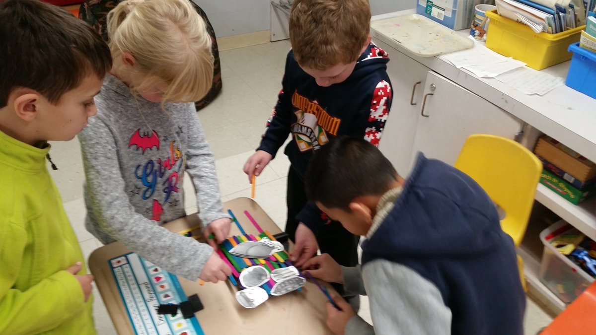 suzcogs's tweet photo. STEM balance,stability,area,surface! It's dinner time! #Mashpee #cogskids #team166 https://t.co/Qufaa3nHU3