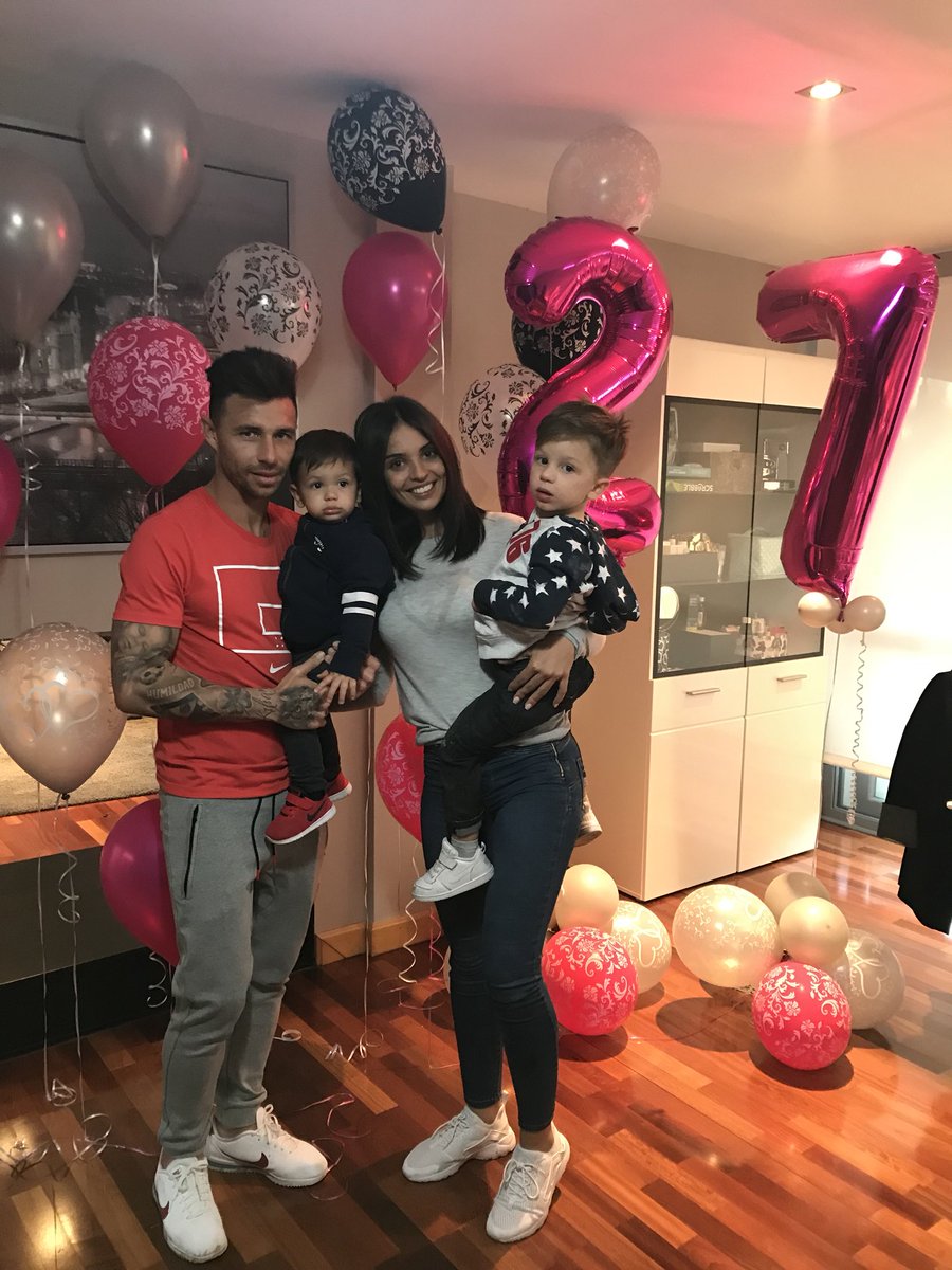 Pues otro año más 🤩🤩!!! 
Gracias a tod@s por las felicitaciones ..... !! 
Os quieroooooooo❤️