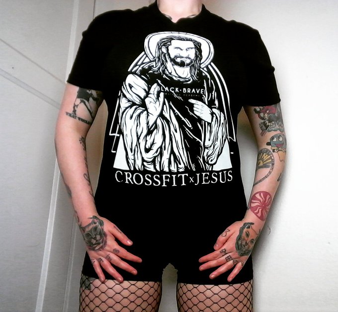 My @BlackandBrave @WWERollins #crossfitjesus shirt arrived today and I love it. The material is ultra<a class="tags" target="_blank" title="On Twitter" href="/?out=eyJ0eXAiOiJKV1QiLCJhbGciOiJIUzUxMiJ9.eyJpYXQiOjE3MjYwOTUzNTQsImlzcyI6InR3cG9ybnN0YXJzLmNvbSIsIm5iZiI6MTcyNjA5NTM1NCwiZXhwIjoxNzU3NjMxMzU0LCJyZWRpcmVjdF91cmwiOiJodHRwczovL3R3aXR0ZXIuY29tL0JsYWNrYW5kQnJhdmUifQ.Em0S4ReykaW6_SUtN-y2AcngkwA446P5GtOD7OjC5P65k4XmQS6U_ARpkpfMdFWXbePXnjgFPWXgwUDkJn_JJQ">@BlackandBrave</a><a class="tags" target="_blank" title="On Twitter" href="/?out=eyJ0eXAiOiJKV1QiLCJhbGciOiJIUzUxMiJ9.eyJpYXQiOjE3MjYwOTUzNTQsImlzcyI6InR3cG9ybnN0YXJzLmNvbSIsIm5iZiI6MTcyNjA5NTM1NCwiZXhwIjoxNzU3NjMxMzU0LCJyZWRpcmVjdF91cmwiOiJodHRwczovL3R3aXR0ZXIuY29tL1dXRVJvbGxpbnMifQ.l5w0SBO5AAuZ__xlBp0mKEubbrHHM64XyTmVLSf7_714lp6AX_-fUpnbWy8v-PFdLxutGmUd9x1soWmKLDl9vA">@WWERollins</a><a href="/tag/crossfitjesus"class="tags">#crossfitjesus</a>