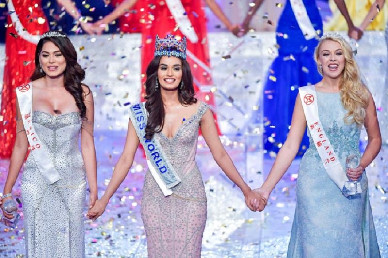 CUSMEUK's tweet photo. La #representante de #India #ManushiChhillar fue #coronada #MissMundo2017 en #Sanya #China. La responsable de #coronar a Manushi fue la soberana #boricua, Miss Mundo 2016, #StephanieDelValle
https://t.co/CYaVdj8mlM https://t.co/RRr7lkB1v3