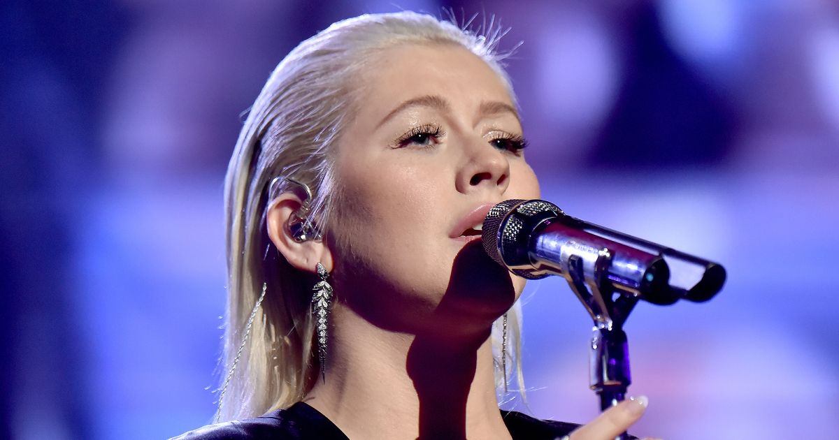 AMFentertains's tweet photo. If you didn’t see Christina's tribute to Whitney then you’re missing out! Her performance got the audience on their feet and has everyone talking about certain celebrity reactions! #diva #christinaaguilera #whitneyhouston #amas #music #entertainment https://t.co/Ob6tlLHffR https://t.co/aibQ0cmhuq
