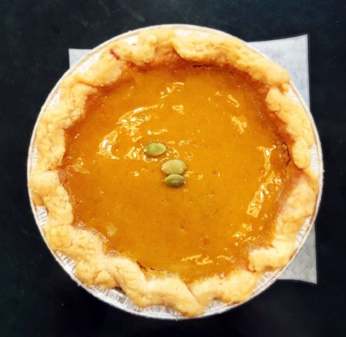 originbakery's tweet image. We roast a lot of pumpkins this time of year, but it's well worth it for our super smooth pumpkin pie filling! #localpumpkins #yyj buff.ly/2zfQpzA