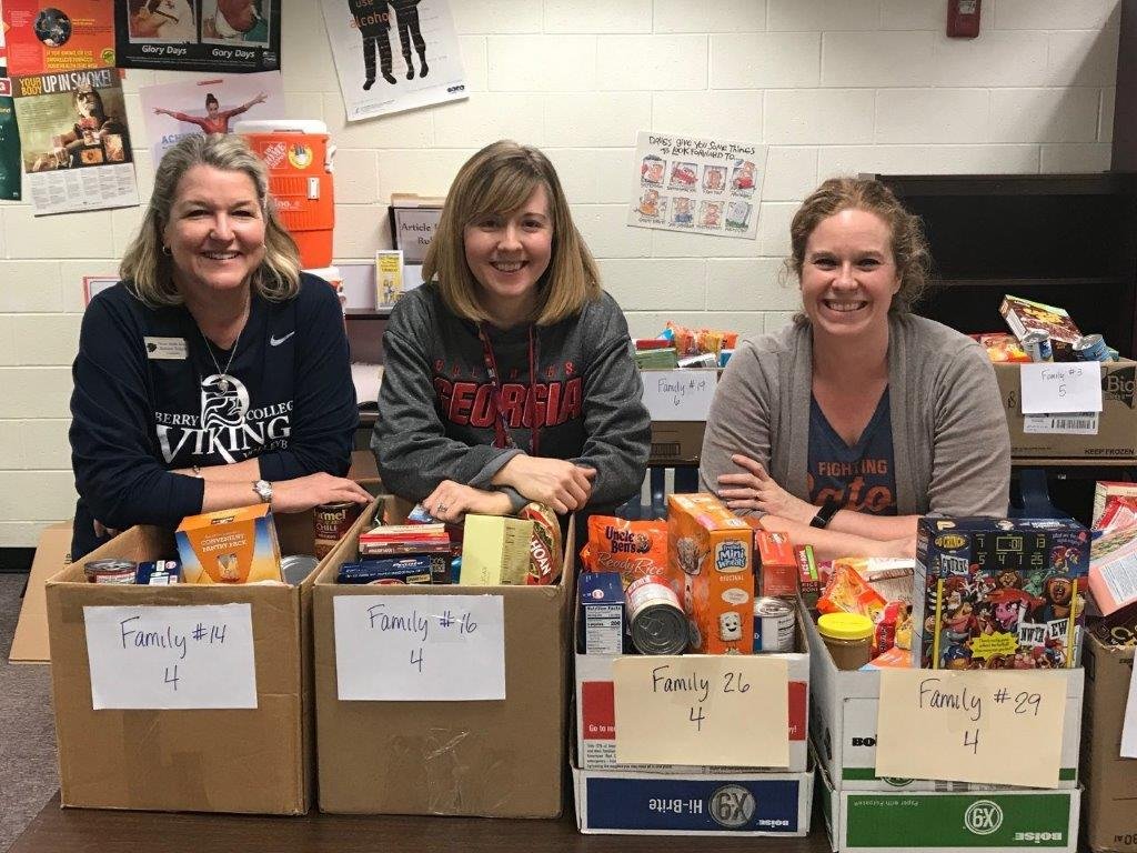 gaSSWAG's tweet photo. Cobb County School Social Workers conducted a food drive at Palmer Middle School where they were able to serve over 30 families for the holidays!!!! Awesome! #sswagrocks #schoolsocialworkers https://t.co/Oh51jK00wU