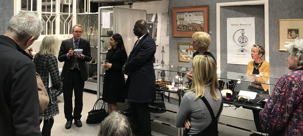 OlympiaAuctions's tweet photo. Matthew Barton telling us about the Chinese Kraak porcelain bowl, Wanli (1573-1720). #chineseporcelain #TalkatBlytheRoad #matthewbarton #auctionpreview https://t.co/MQ3JPbFcFs