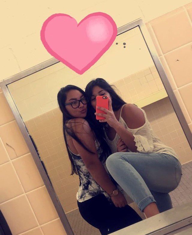 chasity_tirrell's tweet photo. i miss you dumb bitches #baaack 😛❤️🖤 https://t.co/PP6Pc8Y0xy