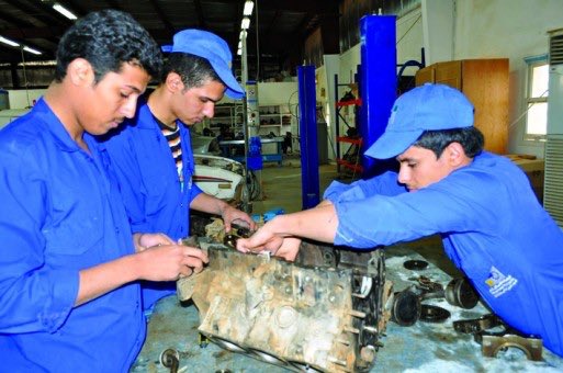 يمكن لـ #الأسرة أن تقي أولادها #البطالة حين:
١/ تدربهم على تحمل #المسؤولية.
٢/ تتوسط في منحهم #المال منذ الصغر، ومن أراد المزيد فليعمل.
٣/ تكسبهم المهارات والمهن اليدوية مع الحرص على نيل أعلى الشهادات العلمية.
٤/ تشجعهم على #العمل وهم طلاب.
٥/ تساعدهم في تأسيس مشروع صغير.