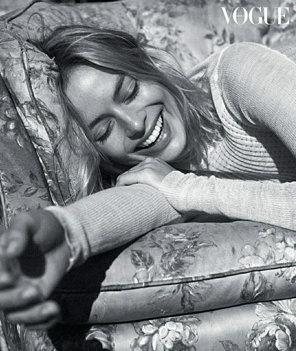 quinnzel22's tweet photo. Excited to share @vogueaustralia cover sale at Monday @ November 27th. 💫
#MargotRobbie 
#vogueaustralia https://t.co/aWoalESvn1