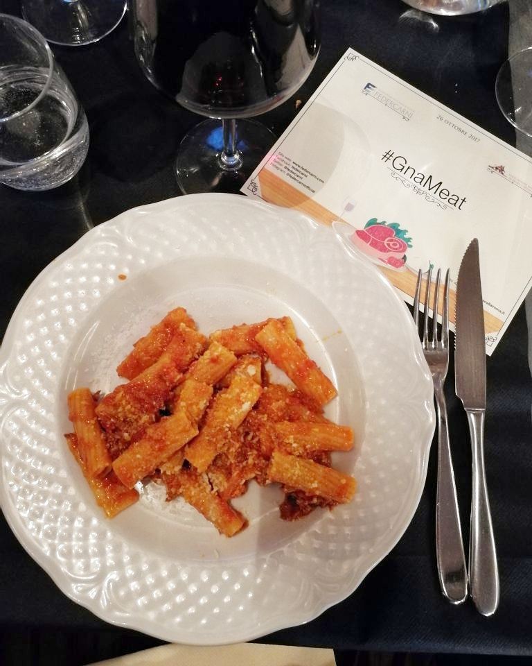 CookingwithJul's tweet photo. {New post} si riparte con una nuova settimana e sul blog #cookingwithjulia vi aspetta un nuovo post alla scoperta di @federcarniofficial . Vi racconto del primo #GnaMeat all'osteria Verso Sera insieme alla @foodgangitalia
#NEWpost #Federcarni
#borsa #Ve… https://t.co/JeOM3cN18E https://t.co/CVTNnQMC9e