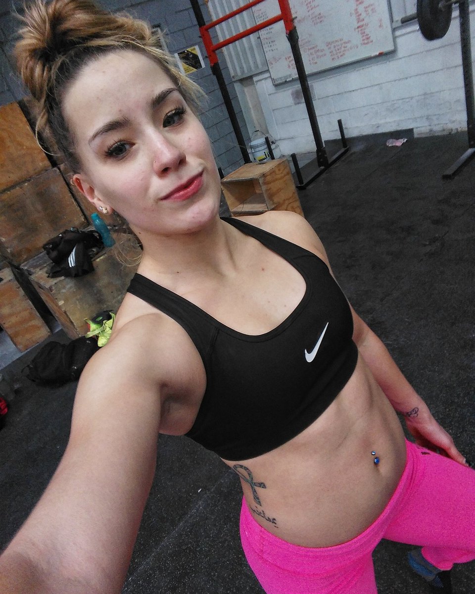 alegonzalezval's tweet photo. Empezando la semana gracias a Dios 😀 en el mejor box @cf.blackwolf y con mi suplementación de @alfaxnd ☝🏻😍☝🏻😍☝🏻😍☝🏻😍

Leggins @vinvinmty 💥🔥

#cfblackwolf🐺 #littlemonster😈 https://t.co/vqQGofSUxE