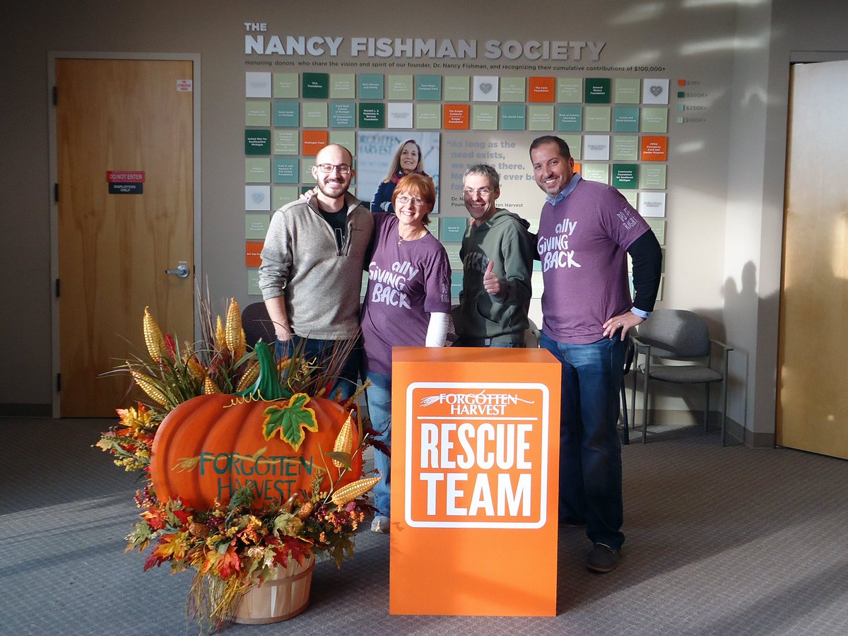 ForgottnHarvest's tweet image. This right here is how Forgotten Harvest was able to distribute nearly 38 million meals last year – #volunteers! These amazing people prepared more than 90,000 pounds of food last week alone. Give them some love and thanks! @REDICO_CRE @MarinersInn @allyfinancial +more