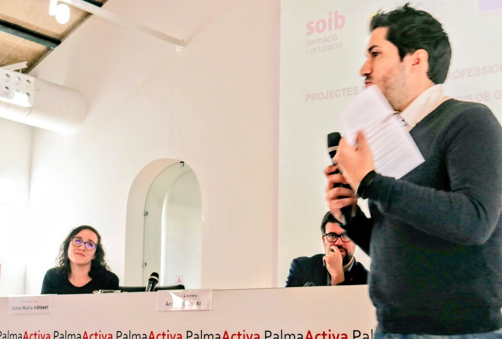 PSOEPalma's tweet photo. Col.loqui @jmadrover vs @JSdePalma
#Escoltam els joves a peu de carrer perquè són el futur i ens ho creïm.
#Treballam per ajudar-los a recuperar drets i oportunitats des d'allò públic.
#Transformam el concepte de generació perduda per #GeneracióTrobada.
#GarantiaJuvenil https://t.co/8EzuEYrYKE