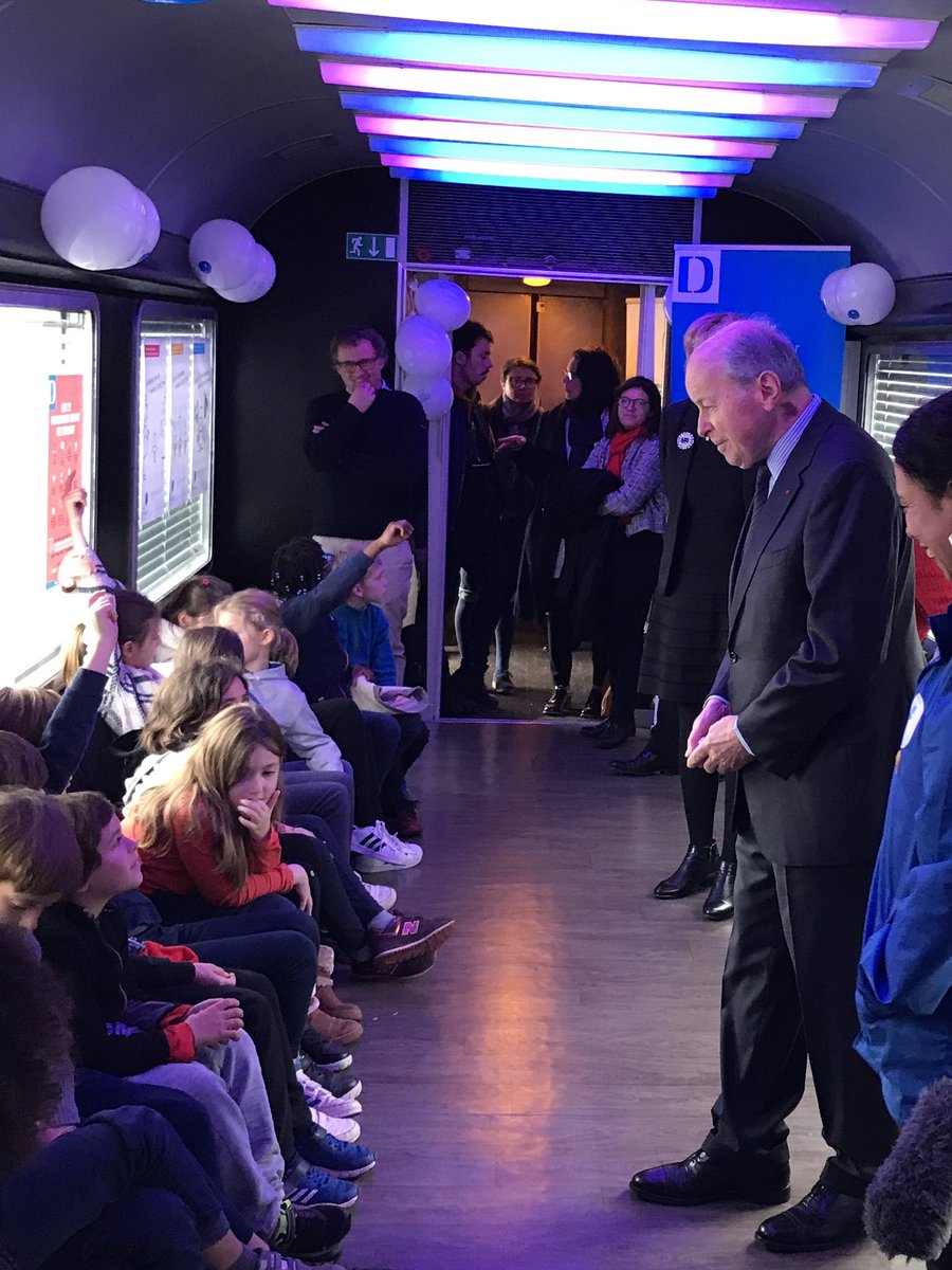 vlepoittevin's tweet photo. Merci à Jacques Toubon @Defenseurdroits & Geneviève Avenard, Défenseure des #Enfants pour leur engagement et dialogue avec les enfants à bord du Train Petite enfance et Parentalité #TPEP17 @TrainsExpo @ContactEdu @GroupeSNCF @FondationSNCF https://t.co/jP6QjiFpdi