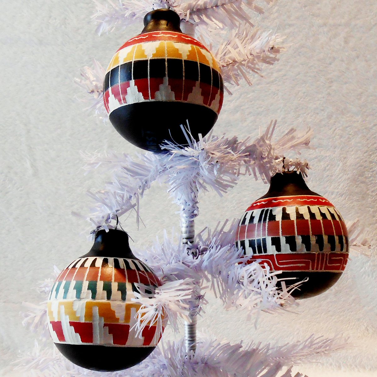 NMPotteryCo's tweet photo. Our Ornament sets feature bright pigments and gorgeous hand etched designs that will add a perfect touch of the southwest to your home this holiday season. We have these and many more single ornaments to choose from. Link in bio #NavajoPottery #BuyLocal #NavajoMade  #OrnamentSets https://t.co/u0DTxY3F56