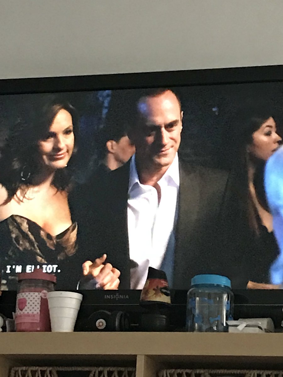 23_linette's tweet photo. Ahhhhhh what a way to start my Monday #cuddledup #SVUmarathon #bombshellep #favepisode @nbcsvu @Mariska @Chris_Meloni π©πππ I so miss them in action together ππ #happymonday https://t.co/vPTvhscZz4