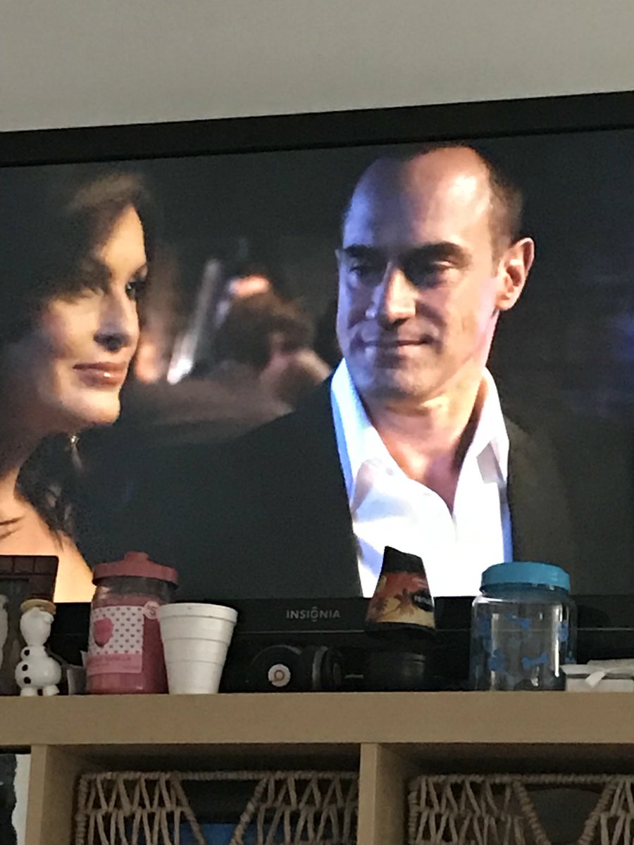 23_linette's tweet photo. Ahhhhhh what a way to start my Monday #cuddledup #SVUmarathon #bombshellep #favepisode @nbcsvu @Mariska @Chris_Meloni π©πππ I so miss them in action together ππ #happymonday https://t.co/vPTvhscZz4