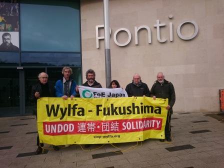 RobatIdris's tweet photo. Ayumi Fukakusa o Gyfeillion y Ddaear Siapan yn gefeillio a chyfeillion o PAWB (Pobl Atal Wylfa B). Unedig yn erbyn #Niwcs a #WylfaB a #Trawsfynydd. O flaen Pontio, Prifysgol Bangor sy newydd gyhoeddi cefnogaeth i #Niwcs! https://t.co/HTez0Tnzhu