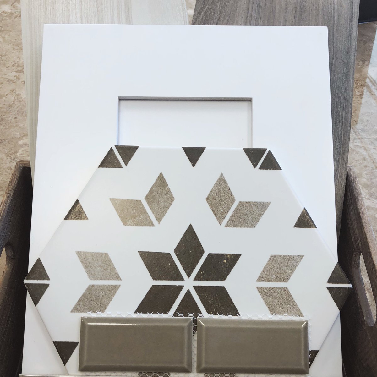 ibsupply_'s tweet photo. Happy Monday with this great neutrals piece. Argos-Fenland/ Tuffplank-Venice Boardwalk &amp; Manor House Grey/Mercer-Hexed #moodboardmonday #ibsupply #tuffplank #holiday #design #interiordesign https://t.co/Kt6WNrLKNh